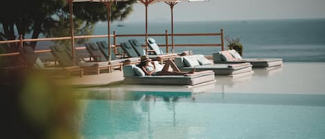 Piscine extérieure, cabanons gratuits, parasols de plage