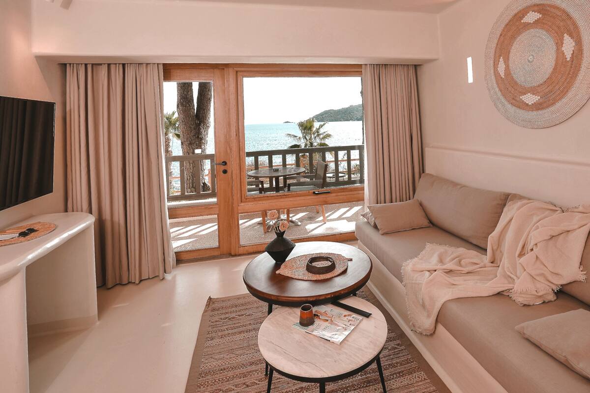 Premium Suite | Living area | 55-inch LED TV with satellite channels, TV