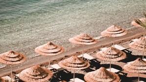 位於海灘上、免費海灘小屋、躺椅、遮陽傘