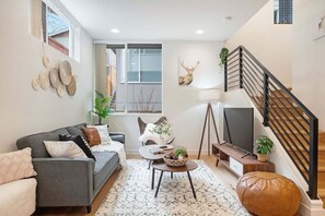 Smart TV - Perch - The Ashworth 69: New & Modern 3BR | Pet | Lake Union (Seattle)