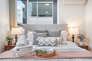 3 bedrooms, iron/ironing board, free WiFi, bed sheets - Perch - The Ashworth 69: New & Modern 3BR | Pet | Lake Union (Seattle)