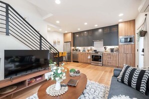 Smart TV - Perch - The Ashworth 69: New & Modern 3BR | Pet | Lake Union (Seattle)