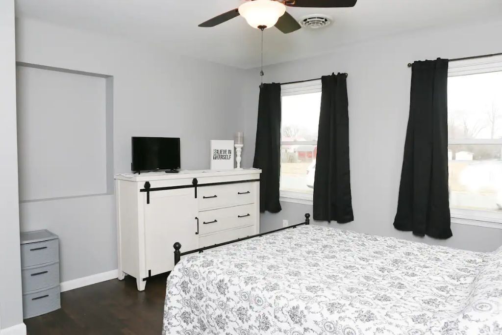 Clean and Cozy 2 BR home blocks away from downtown