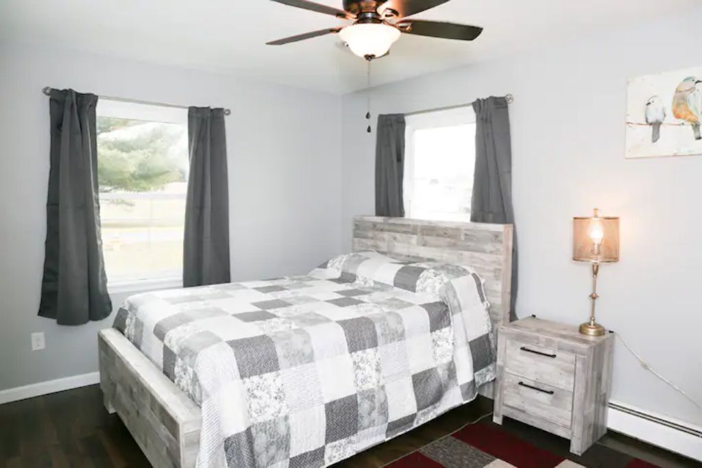 Clean and Cozy 2 BR home blocks away from downtown