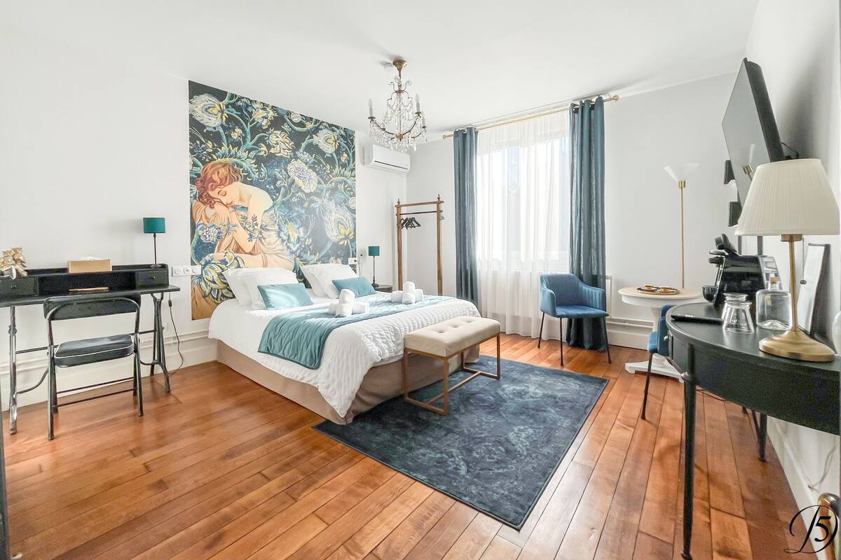 Kahden hengen superior-huone, kylpyhuone makuuhuoneen yhteydessä, näköala puistoon (ÉLÉGANTE)