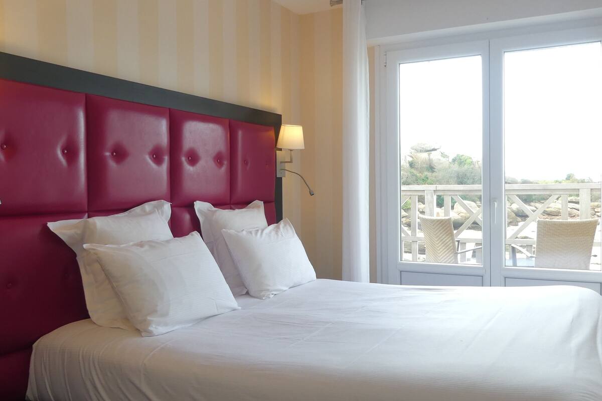 Superior Room | In-room safe, blackout curtains, soundproofing, travel cot