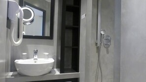 Quarto básico | Cofres nos quartos, cortinas blackout, quartos à prova de som