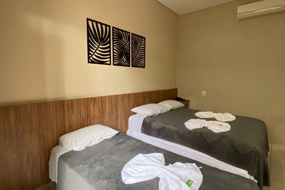 خزنة داخل الغرفة ومكتب وسرير سفر وواي فاي مجانًا