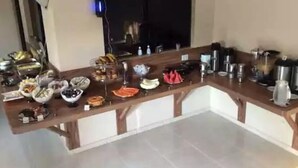 بوفيه فطور مجانًا يوميًا