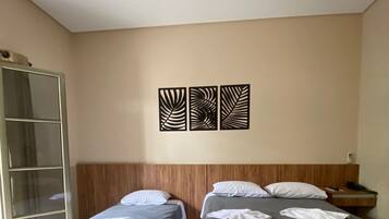 Cofres nos quartos, escrivaninha, berço de viagem, Wi-Fi de cortesia