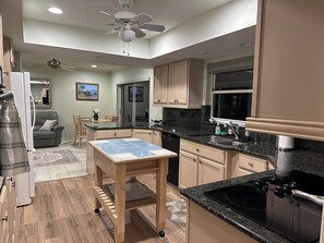 Jääkaappi, mikroaaltouuni, uuni, liesi