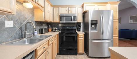 Refrigerador, microondas, horno, placa de cocina