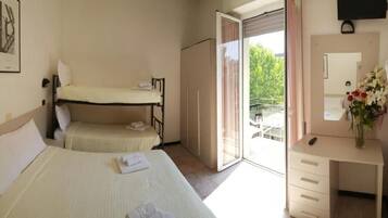 Klassieke vierpersoonskamer | Een kluis op de kamer, gratis wifi, beddengoed