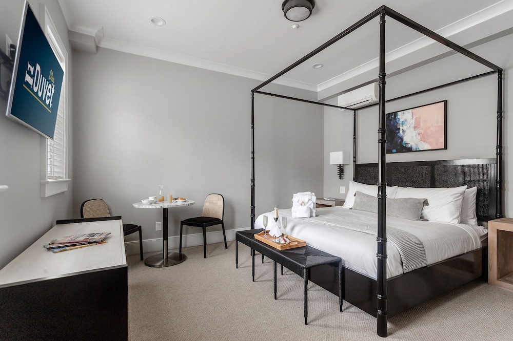 Thomas Waring House (Suite C) by StayDuvet!