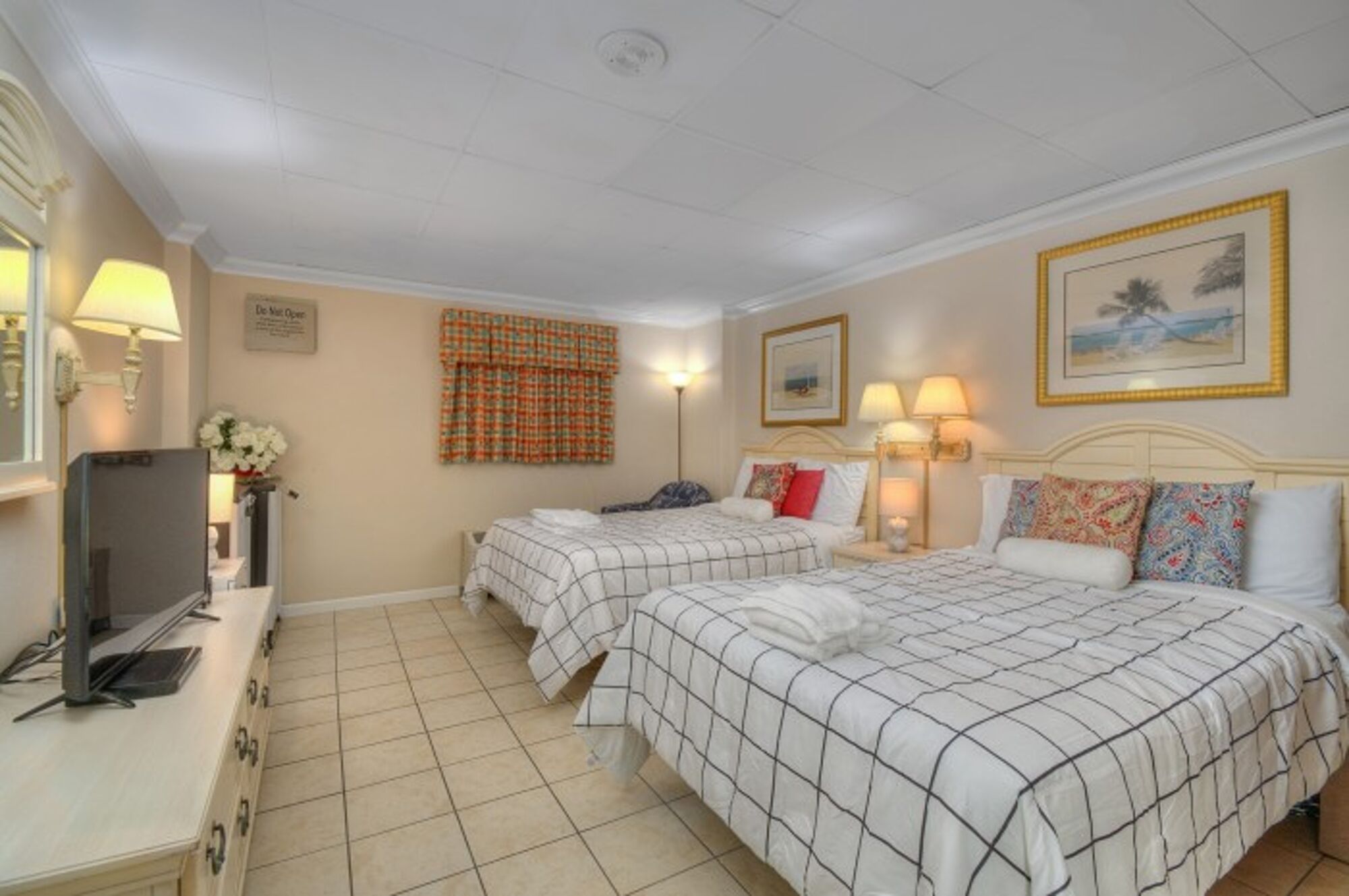 Coral Beach Resort 102 - 1 Bed Ocean Front Condo - Accommodates 6