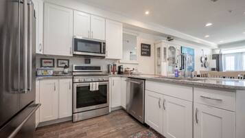 Frigorifero, microonde, forno, piano cottura