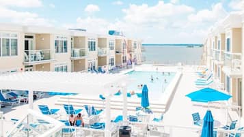 Una piscina techada, una piscina al aire libre