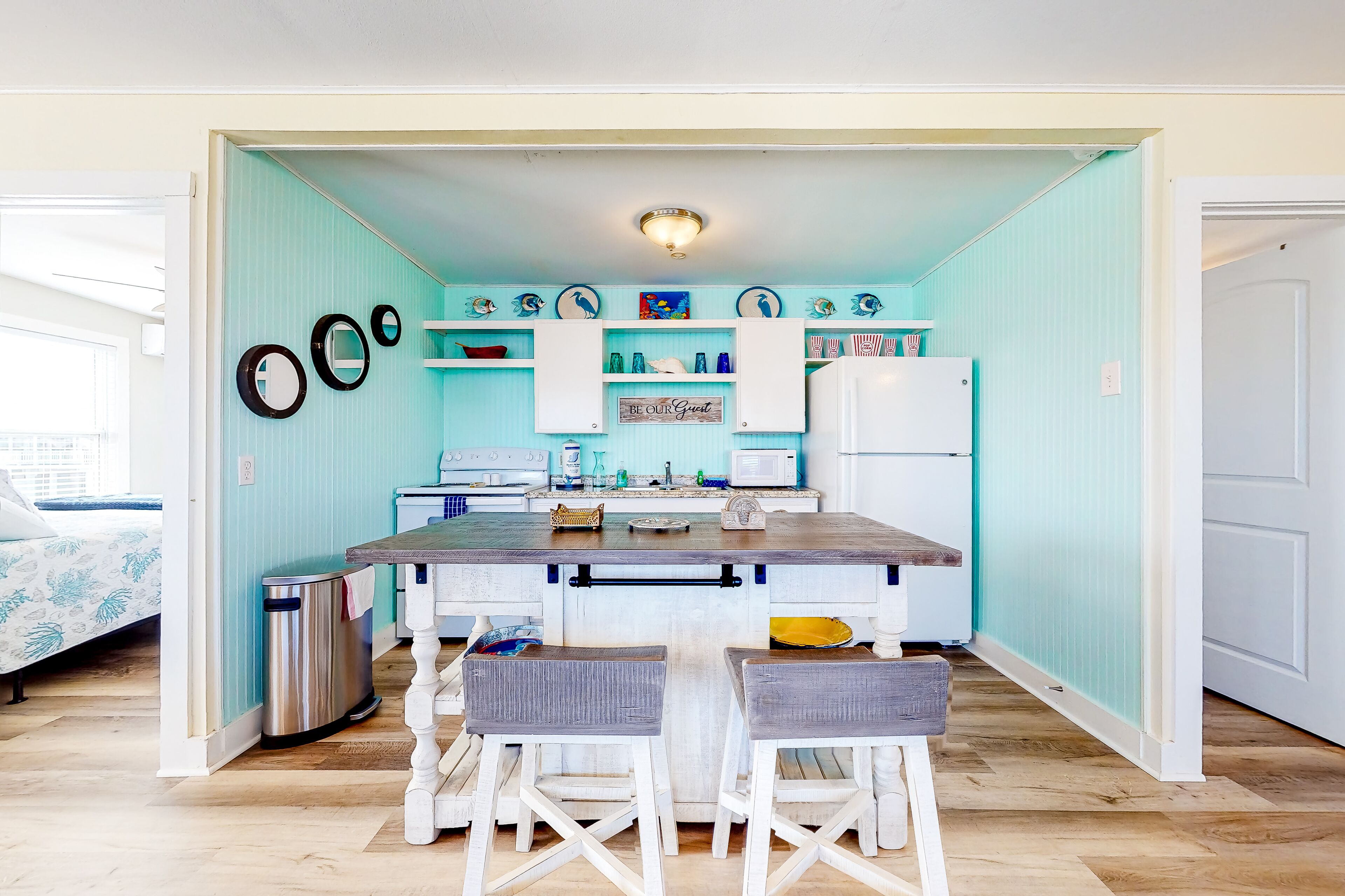 Delightful island home with furnished patio & full kitchen - walk to the beach