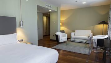 Habitación Deluxe | Edredón, minibar, escritorio y espacio para trabajar con laptop