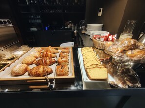 Tägliches Frühstücksbuffet gegen Gebühr
