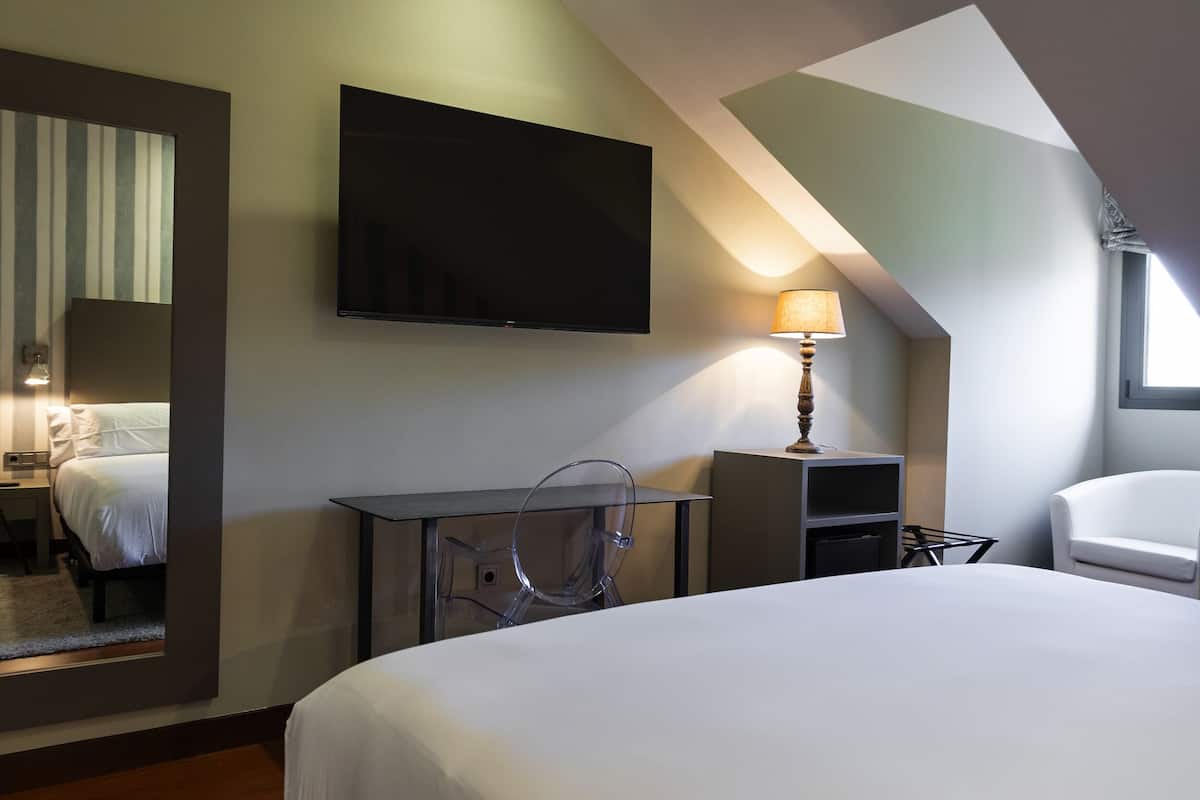 Habitación doble estándar de uso individual | Edredón, minibar, escritorio y espacio para trabajar con laptop