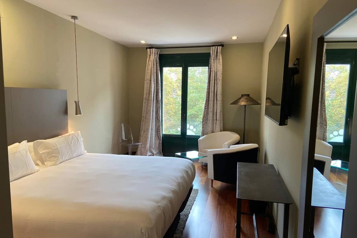 Habitación doble superior | Edredón, minibar, escritorio y espacio para trabajar con laptop