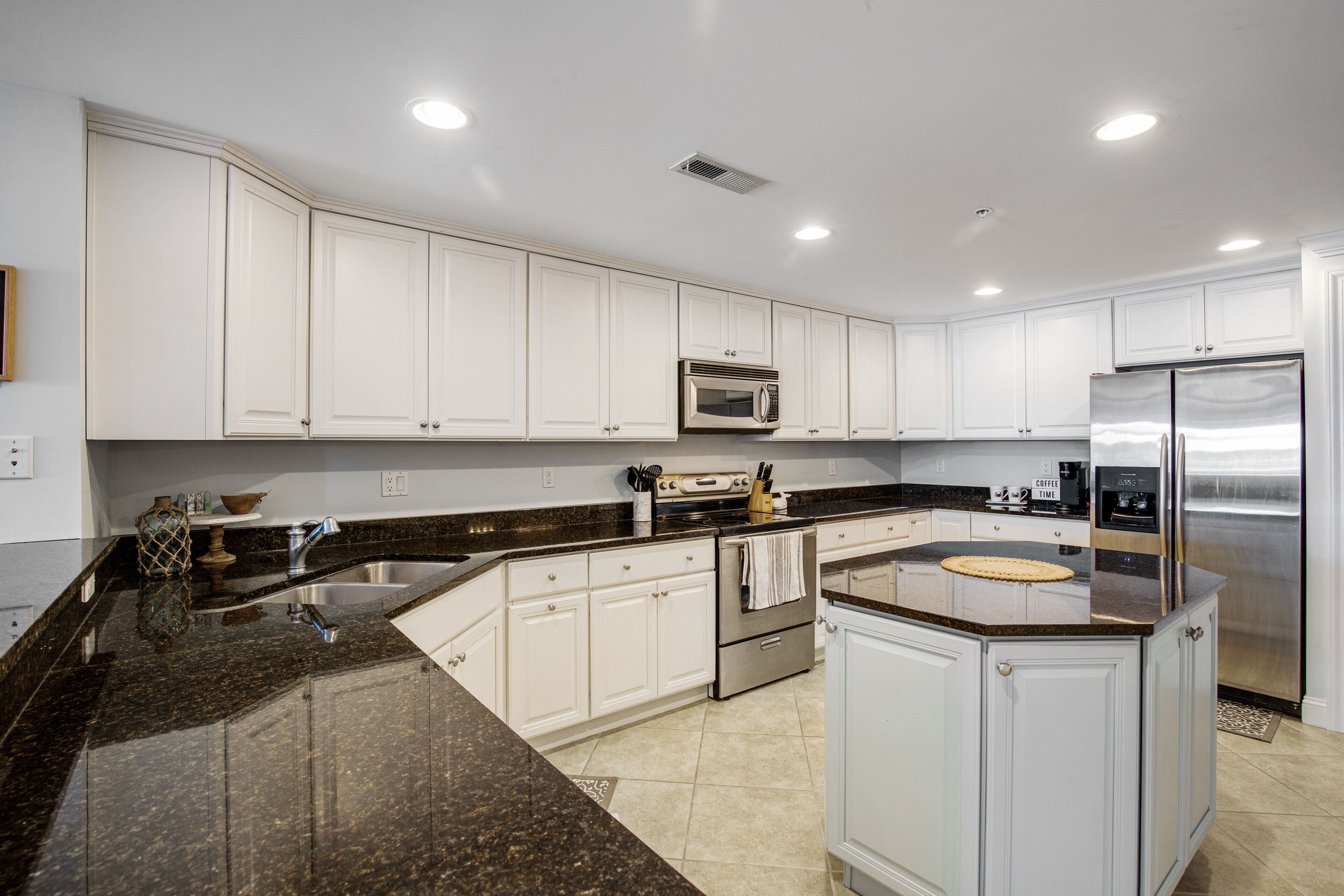 Gorgeous bay-front condo with fast WiFi, central AC, private w/d, and pool