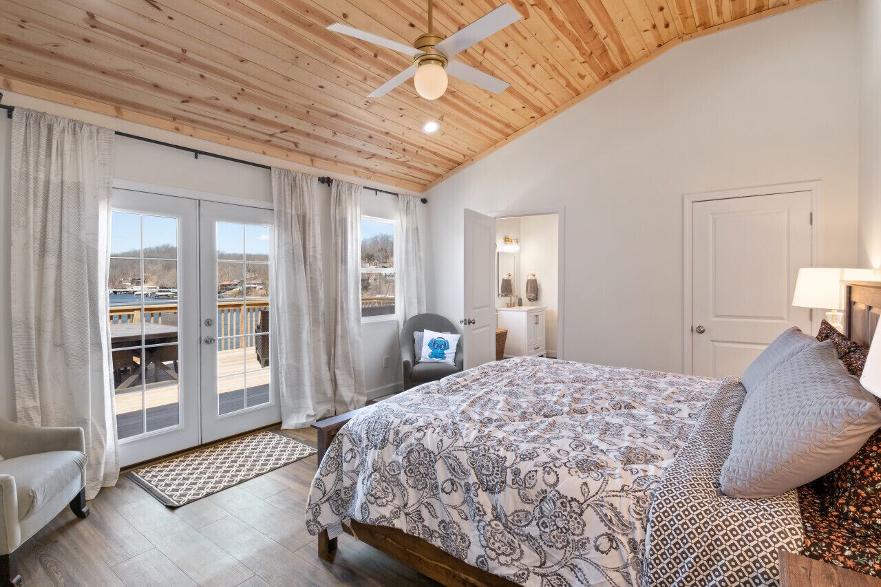 Waterfront Sunrise Beach Lake House!