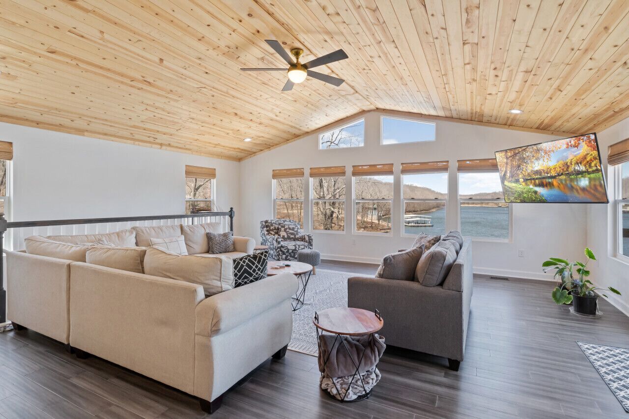 Waterfront Sunrise Beach Lake House!