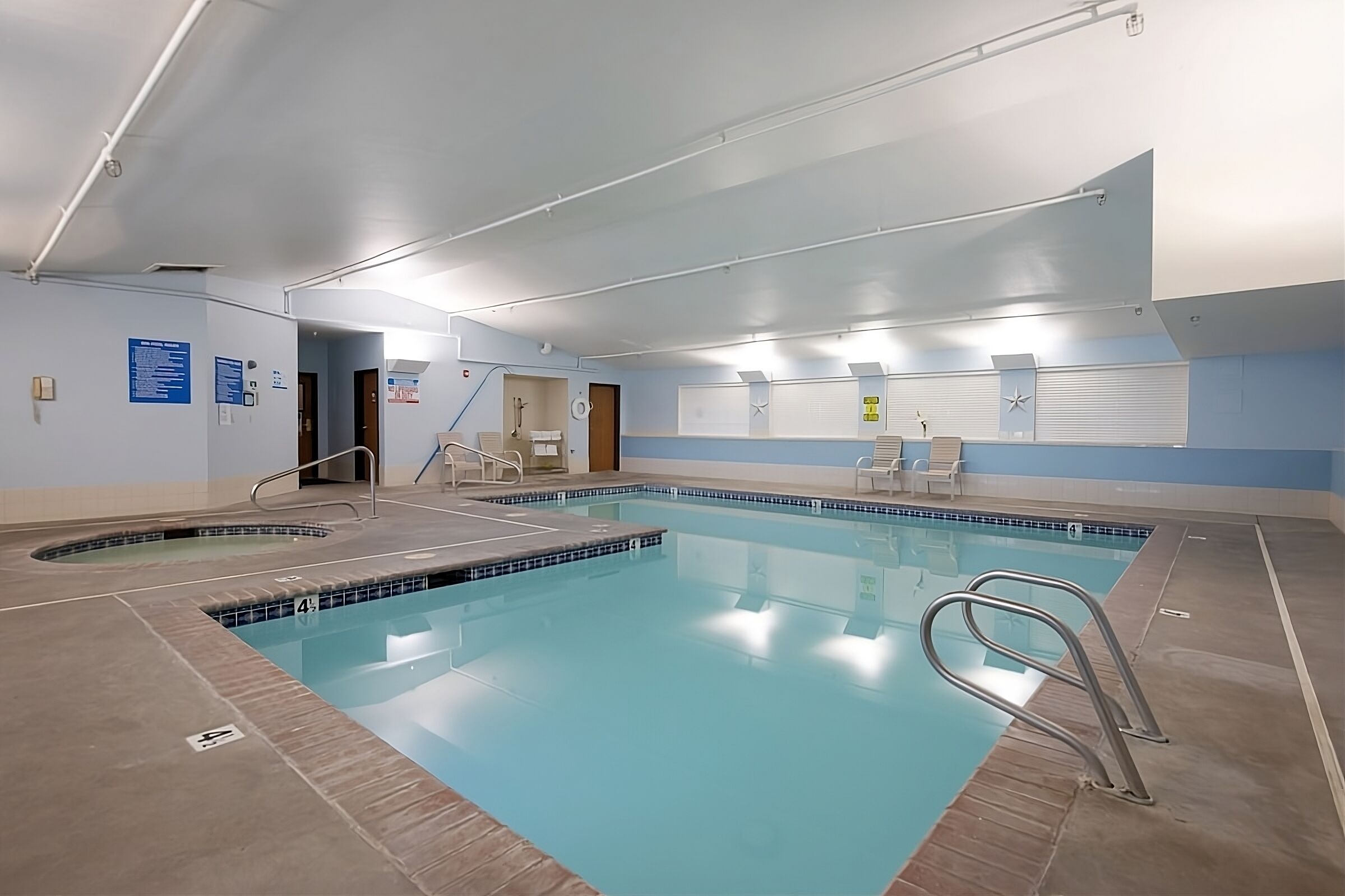 Perfect For Family Getaway, Near WSU! Spacious Room w/ Free Parking, Pool