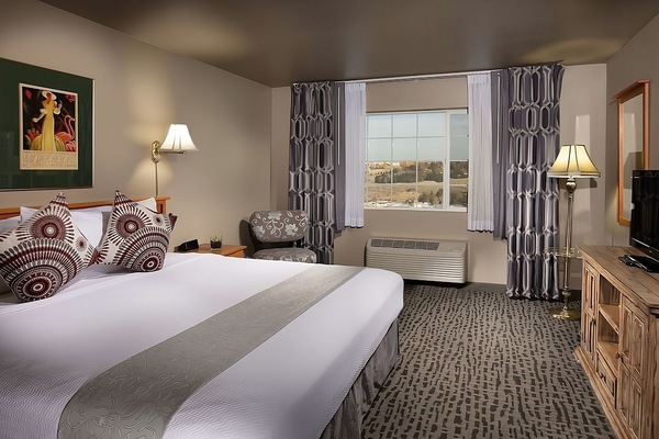 Comfortable Unit with 1 King size bed. The exact unit will be assigned upon arrival. Views, colors, and decorations may vary.