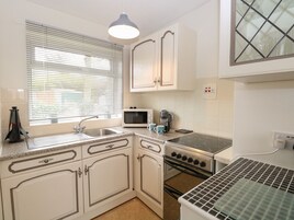 Cottage | Private kitchen | Fridge, electric kettle, toaster, cookware/dishes/utensils