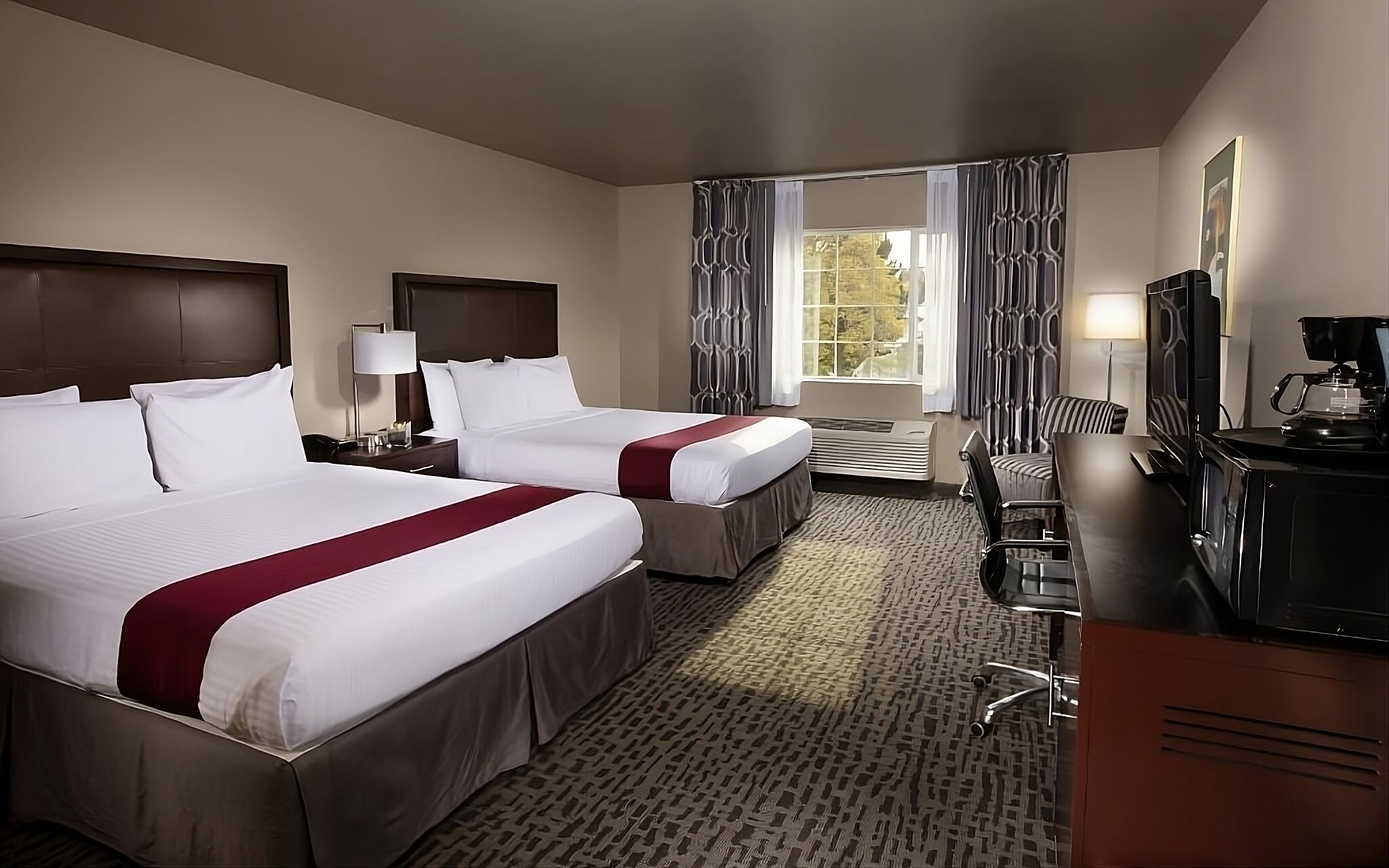 Rare Find! 2 Gorgeous Rooms, Pool, Free Breakfast, Near Downtown Main Street