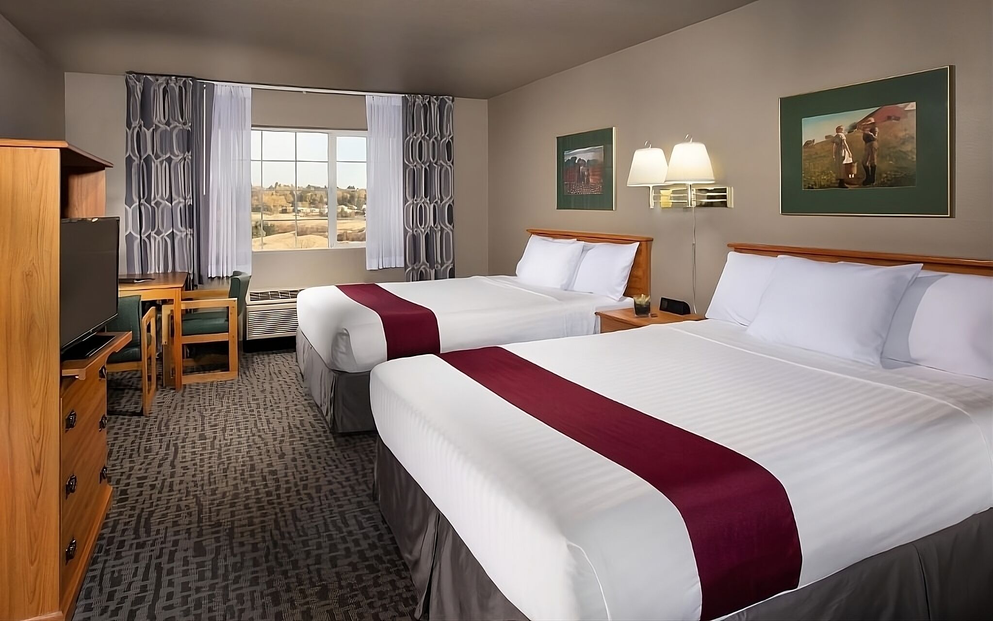Fantastic View of Pullman! 2 Relaxing Rooms, Pool, Free Breakfast and Parking