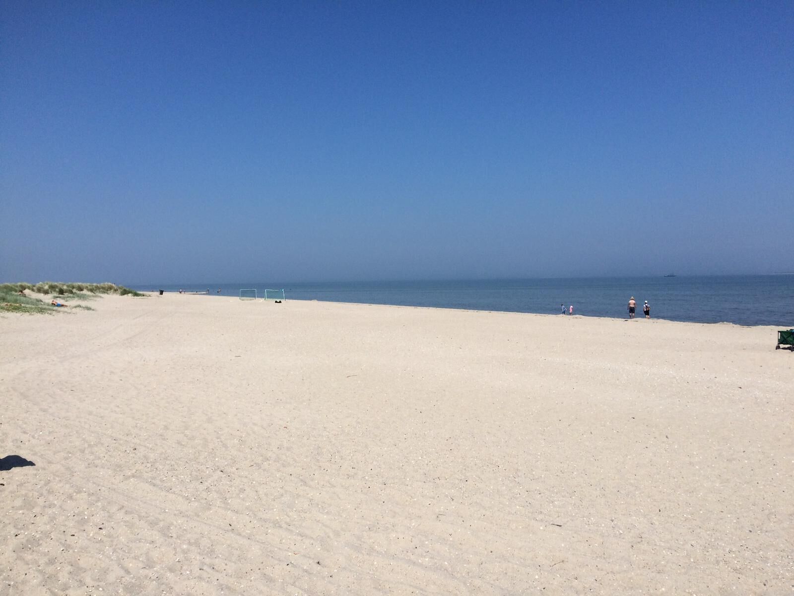 Nær stranden og solsenger