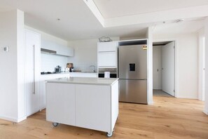 Geladeira, micro-ondas, fogão, cooktop
