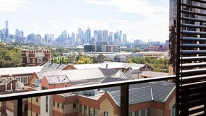 Un immeuble de grande hauteur offrant une vue sur les toits de la ville.