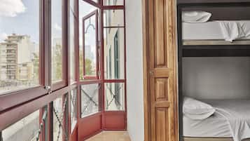 Hypo-allergenic bedding, free WiFi, bed sheets