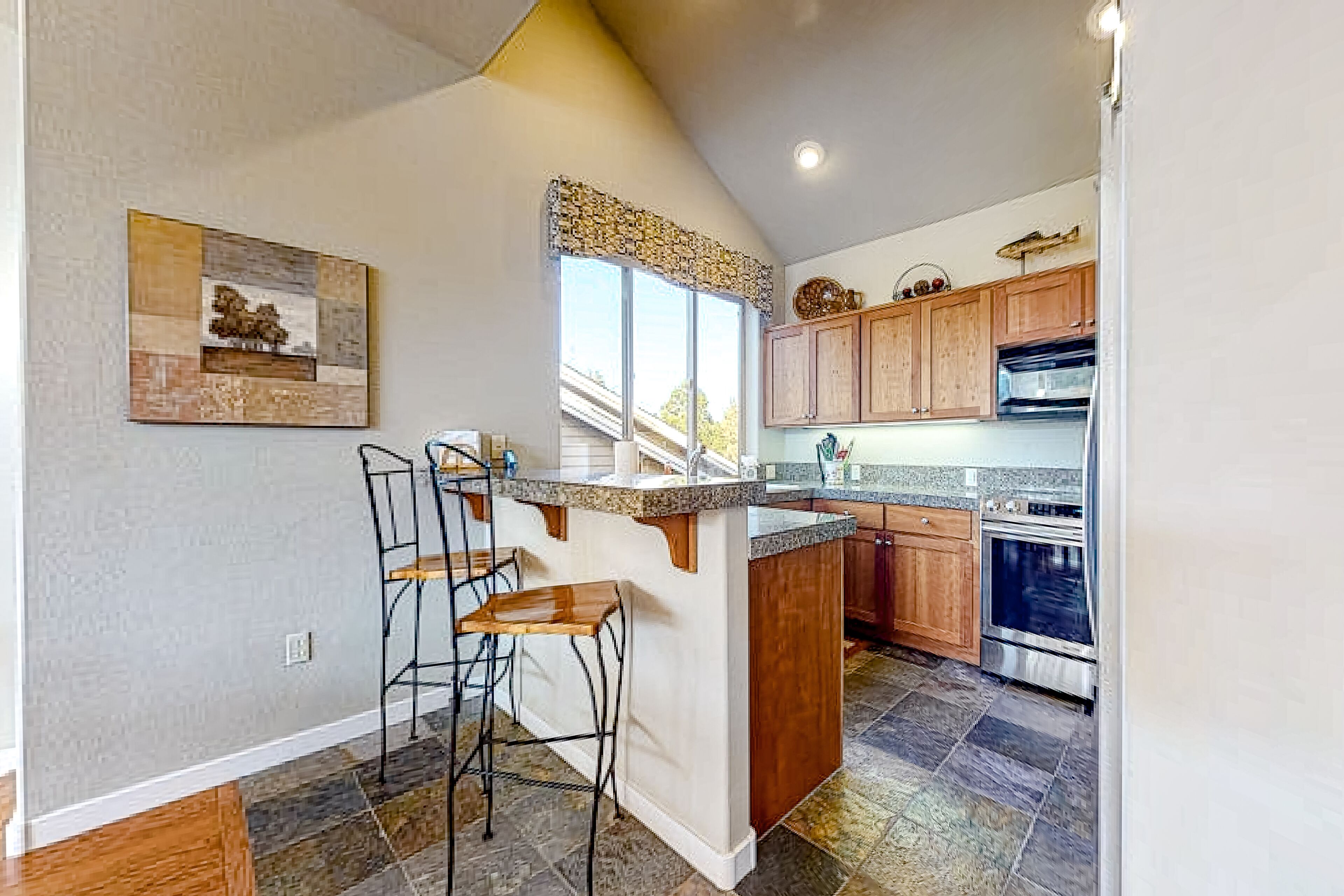 Creekside home with private hot tub & fireplace - access to pools, hot tub, gym