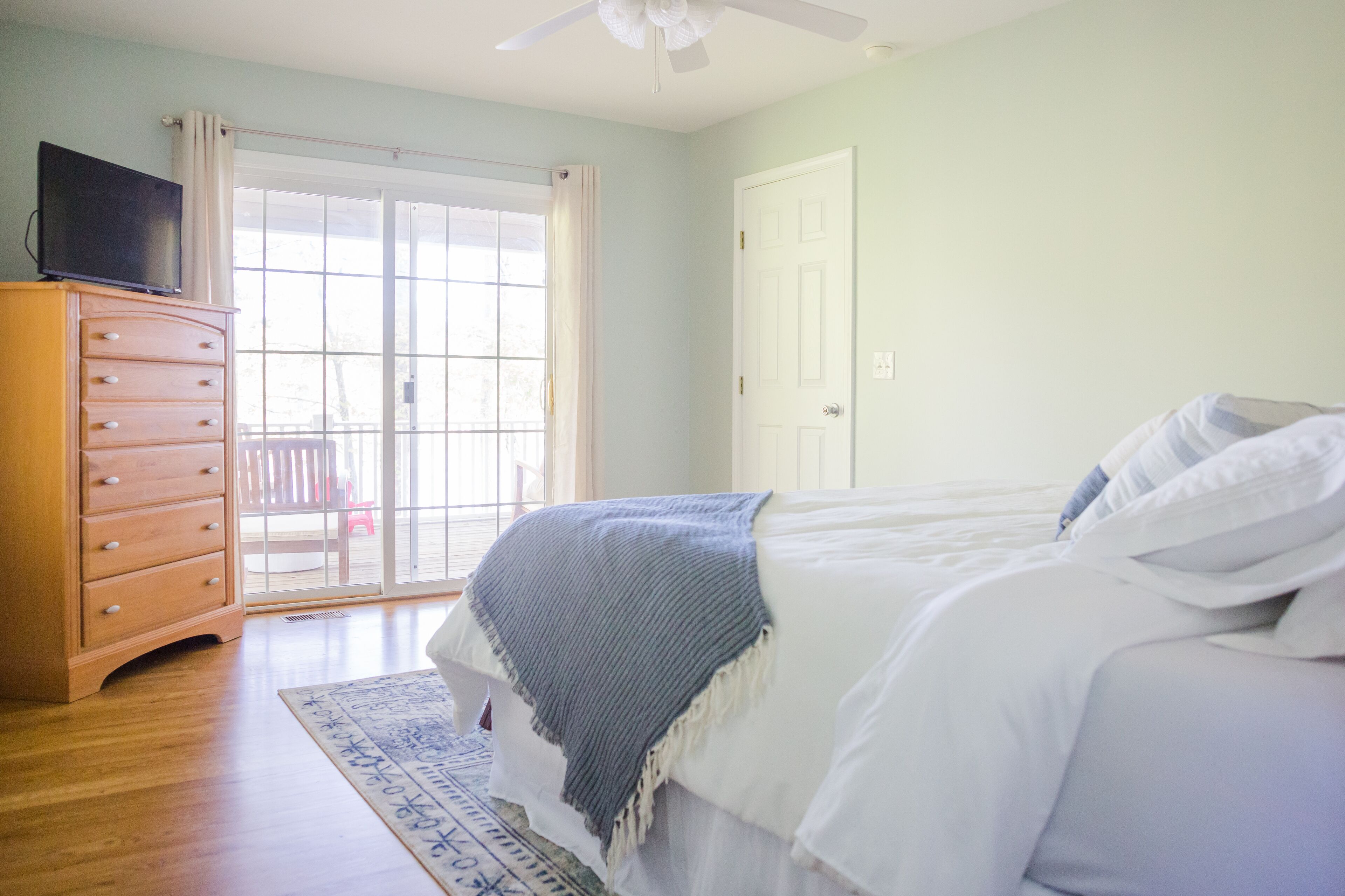 Wine Down in 5BR Lake Front Home at Hyco Lake