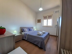 4 bedrooms, desk, iron/ironing board, free WiFi