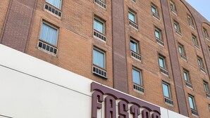 A hotel facade with a sign reading "FASTOS HOTEL". - Hotel Fastos (Monterrey)