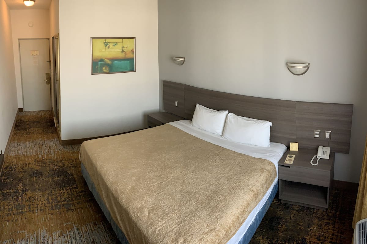 Standard Single Room, 1 King Bed | In-room safe, blackout curtains, free WiFi, bed sheets