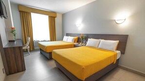 A hotel room with two beds, a desk, and a chair. - Hotel Fastos (Monterrey)