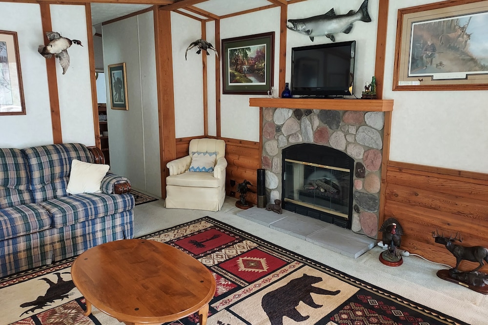 Country Cottage, guest friendly solitude in the forest. 4 season activity nearby