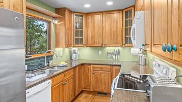 Coffee/tea maker, fridge, microwave, oven