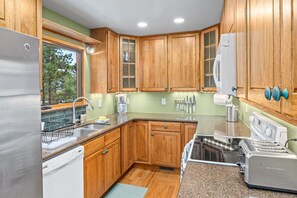 Coffee/tea maker, fridge, microwave, oven