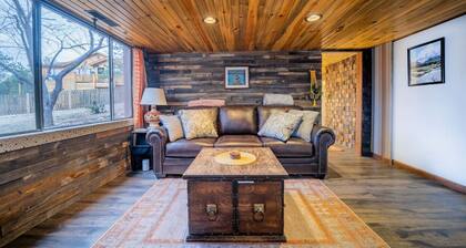 SALE! Dogs OK! Hot tub & king bed near Nat'l Park
