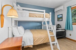4 bedrooms, desk, iron/ironing board, travel cot - Mountain Retreat | Hot Tub, AC & Wildlife By RMNP (Estes Park)