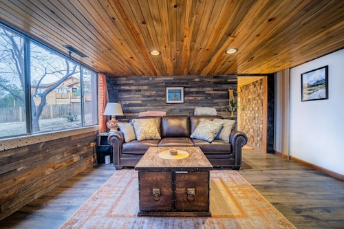 SALE! Dogs OK! Hot tub & king bed near Nat`l Park